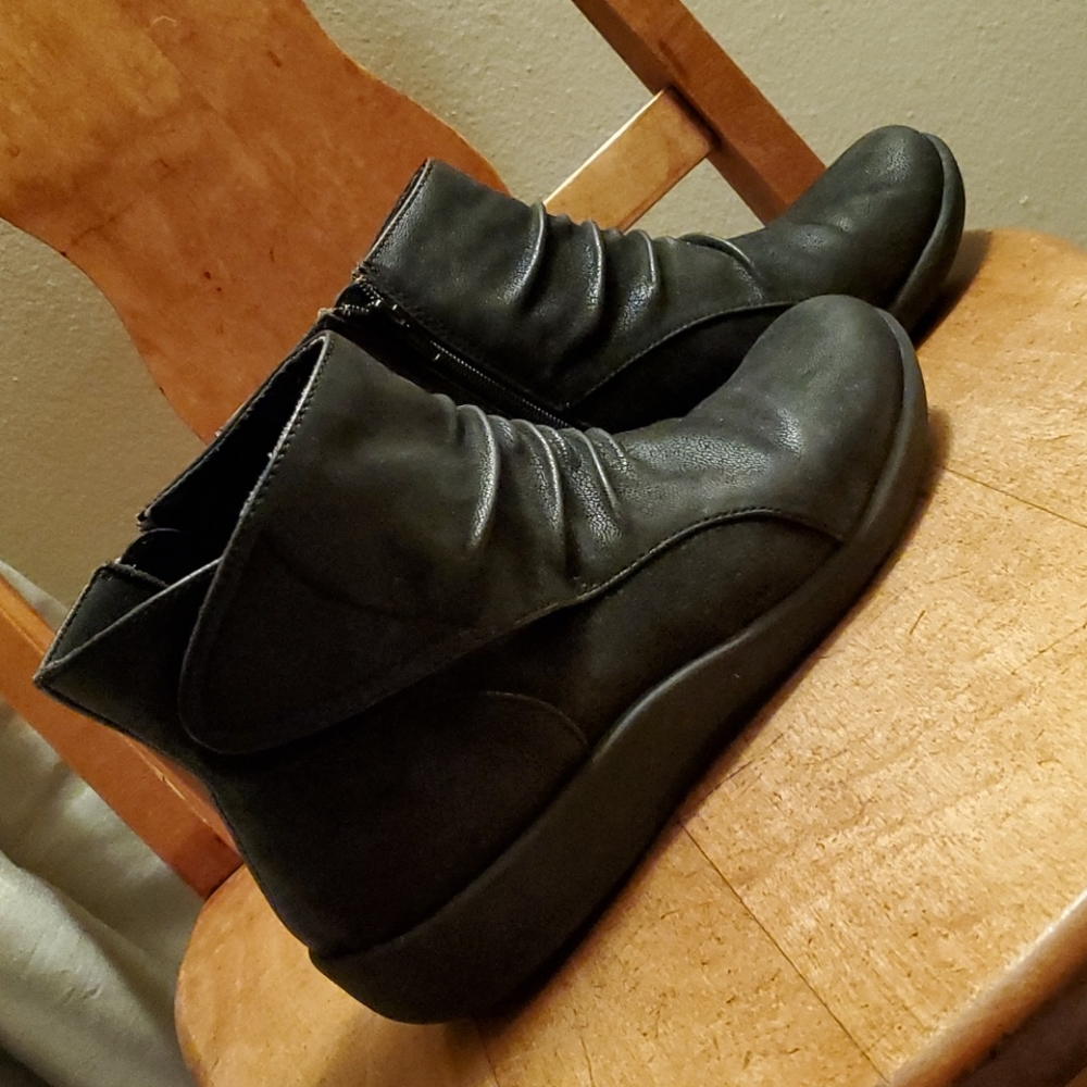 Clark's boots - Picture 3 of 6